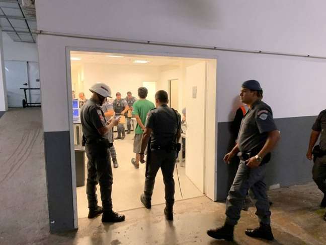 Torcedor sendo conduzido aoJuizado Especial Criminal da Arena (Foto: Fábio Lazaro / Lancepress)