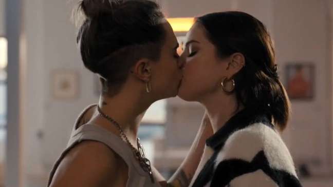 The kiss of Selena Gomez and Cara Delevingne goes viral on the web The kiss of Selena Gomez and Cara Delevingne goes viral on the web