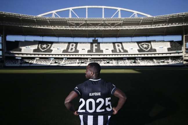 Kayque posa com a camisa de número 2025, em referência ao ano do término do novo contrato com o Botafogo (Foto: Vítor Silva/Botafogo)