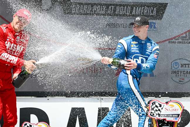 Josef Newgarden festeja vitória no GP de Road America da Indy 