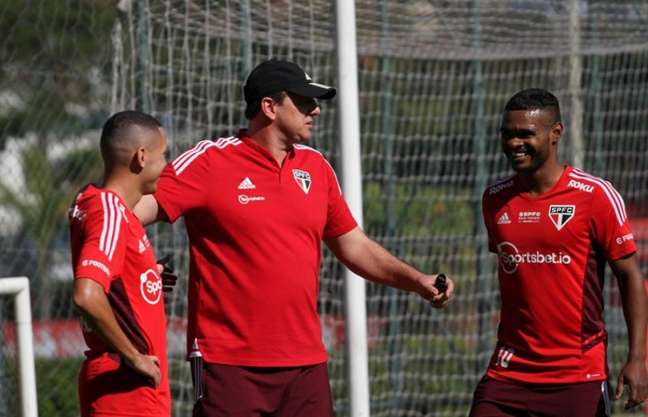 Rogério conversa com Nikão e Marcos Guilherme no treino: nenhum dos dois estará no Chile (Foto: Divulgação)