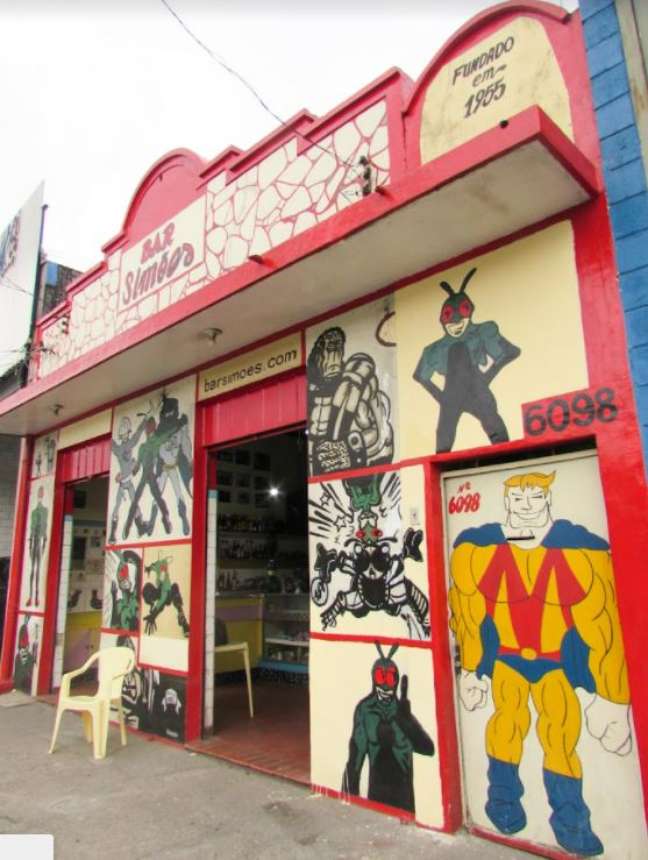 Fachada do Bar Simões, em Osasco, tem ilustrações do Homem-Grilo e de outros super-heróis