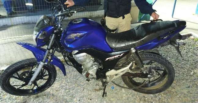 Foto mostra moto de dançarino após acidente