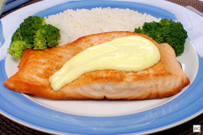 Grilled Salmon with Mustard Sauce - Photo: Guia da Cozinha Grilled Salmon with Mustard Sauce - Photo: Guia da Cozinha