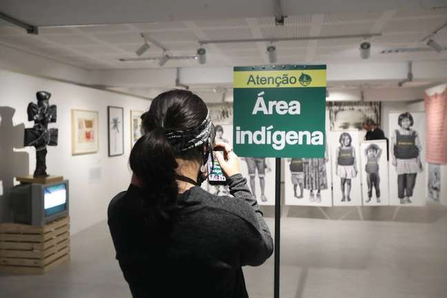 Visitante fotografa uma das instalações artísticas do Museu de Culturas Indígenas.