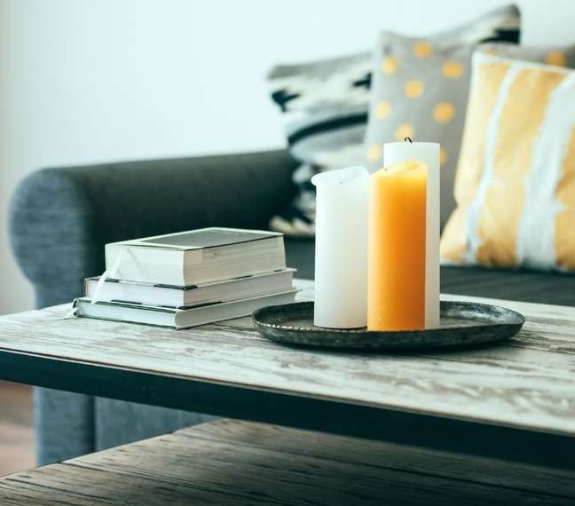 Livros também são uma ótima opção para a decoração da mesa de centro - Shutterstock