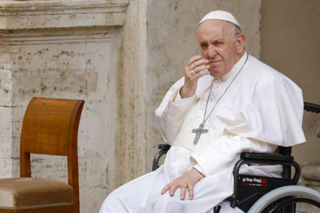 Papa Francisco começou a usar cadeira de rodas em maio passado