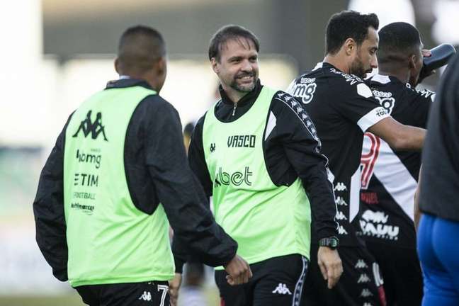 Maurício está nas primeiras semanas à frente do Vasco (Foto: Daniel RAMALHO / CRVG)