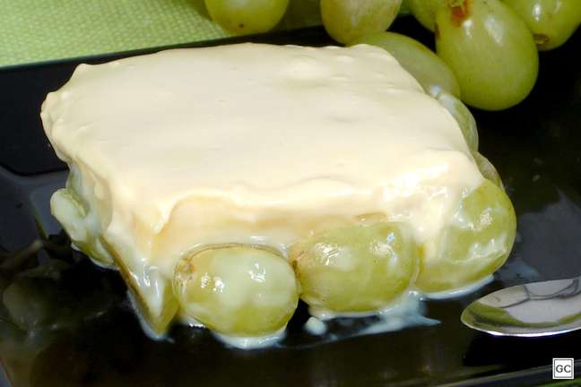 Brigadeiro branco com uvas – Foto: Guia da Cozinha