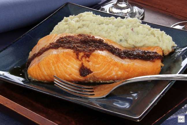 Grilled Salmon with Sweet Potato Puree - Photo: Guia da Cozinha Grilled Salmon with Sweet Potato Puree - Photo: Guia da Cozinha