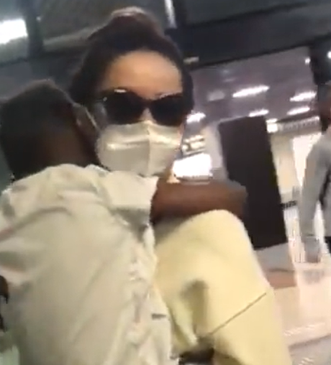 Juliette carrega criança no colo em aeroporto e mãe se desespera: “devolve meu filho”