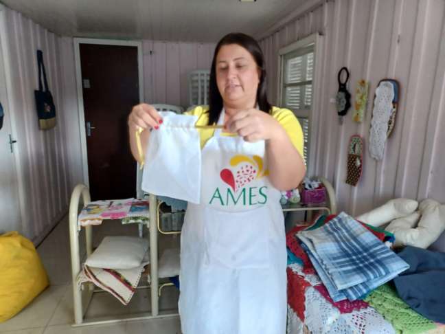 AMES - Associação de Amigos e Mulheres Solidárias que atuam na confecção de artesanatos.