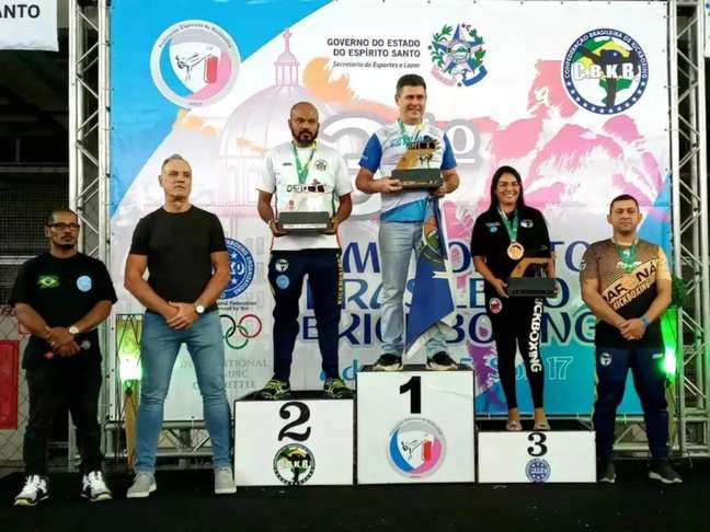 Capitulino Gomes levantou troféu do RJ no 31º Campeonato Brasileiro de Kickboxing (Foto: FKBERJ)
