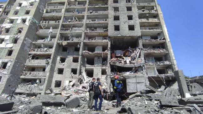 Prédio residencial atingido por bombardeio russo na província de Odessa