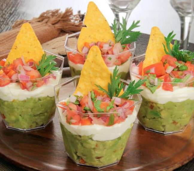 Mexican cup with guacamole, sour cream and salsa (Playback / Cooking Guide) Mexican cup with guacamole, sour cream and salsa (Playback / Cooking Guide)