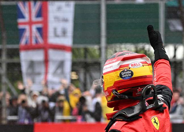 Carlos Sainz celebra a primeira pole da carreira no GP da Inglaterra 