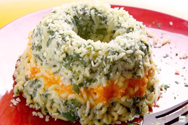 Two Color Instant Noodle Cake - Photo: Guia da Cozinha Two Color Instant Noodle Cake - Photo: Guia da Cozinha