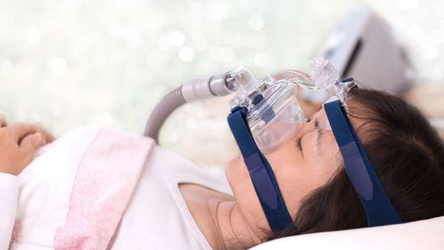Em alguns casos de apneia, os médicos indicam o uso de CPAP, um equipamento que mantém aberta a passagem de ar na garganta