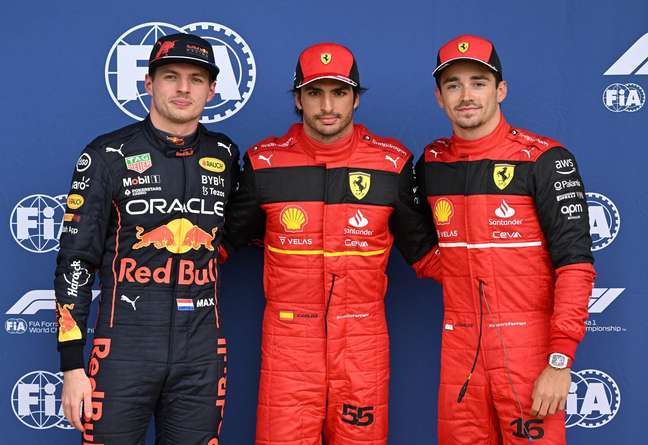 Carlos Sainz sai na pole, com Max Verstappen em segundo e Charles Leclerc em terceiro 