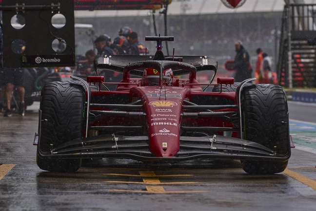 Leclerc sai dos boxes na chuva de Silverstone