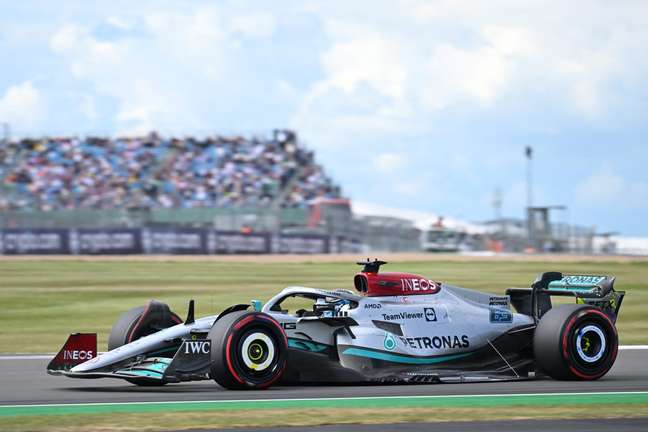 George Russell em ação na pista de Silverstone: sol apareceu no domingo da Fórmula 1 George Russell em ação na pista de Silverstone: sol apareceu no domingo da Fórmula 1