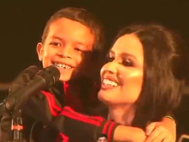 The child invades the stage during Juliette’s concert The child invades the stage during Juliette’s concert