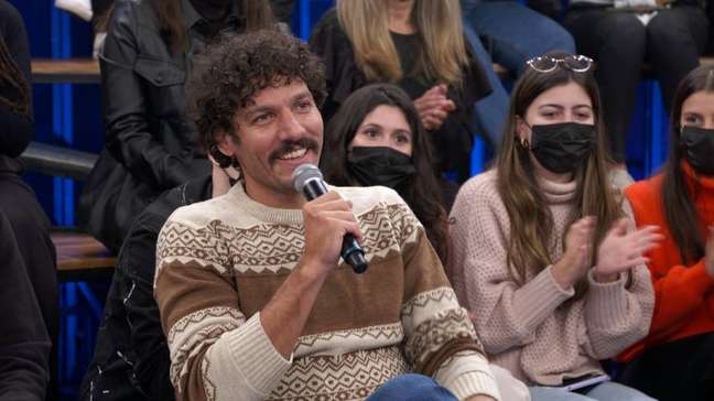 No 'Altas Horas', Guito e Malu Rodrigues revelam nome do grupo de mensagens do elenco de 'Pantanal'. A dupla de atores ainda se juntou para cantar 'Romaria' no programa.