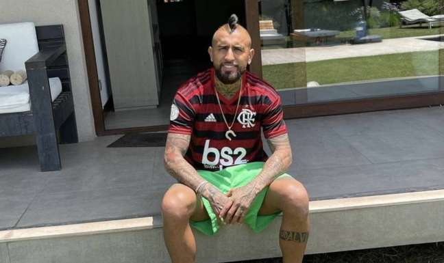 Arturo Vidal assinará com o Flamengo até o fim de 2023 (Foto: Reprodução / Twitter) Arturo Vidal assinará com o Flamengo até o fim de 2023 (Foto: Reprodução / Twitter)