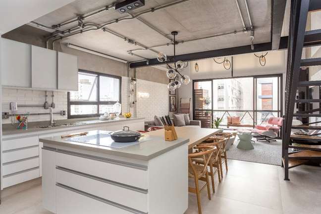 V tem podstrešju, ki ga je zasnoval Korman Arquitetos, se izpostavljeni cevovodi raztezajo do kuhinje.