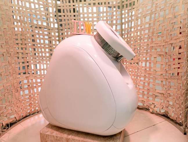 This machine converts the sun and air into water