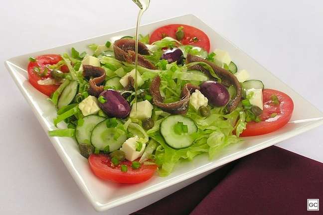 Salada grega com anchovas – Foto: Guia da Cozinha