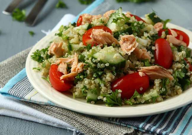 Salada de quinoa com atum e pepino – Foto: Guia da Cozinha