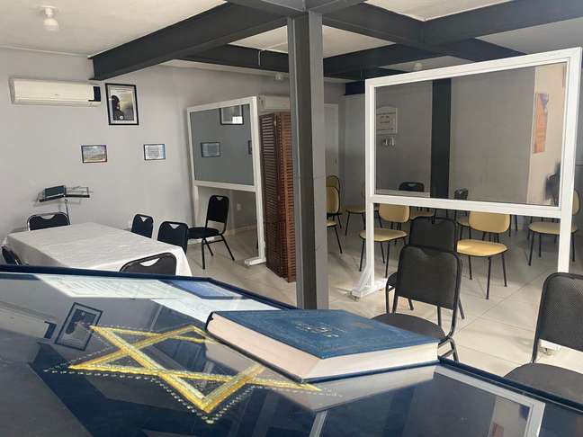Móveis antigos da sinagoga estão sendo usados na nova localização, a poucas quadras dali Móveis antigos da sinagoga estão sendo usados na nova localização, a poucas quadras dali