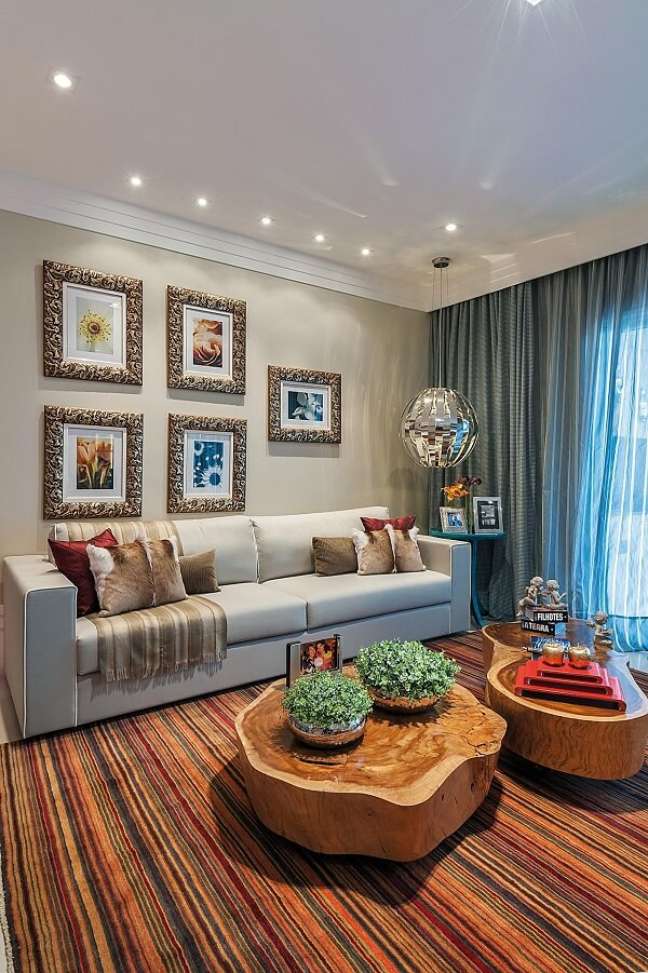 7. Sala de estar com sofá com manta clássico – Foto Manoela Lustosa da Silva