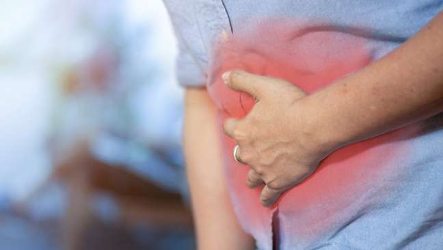 Dor de barriga e inchaço podem ser sintomas de câncer de cólon