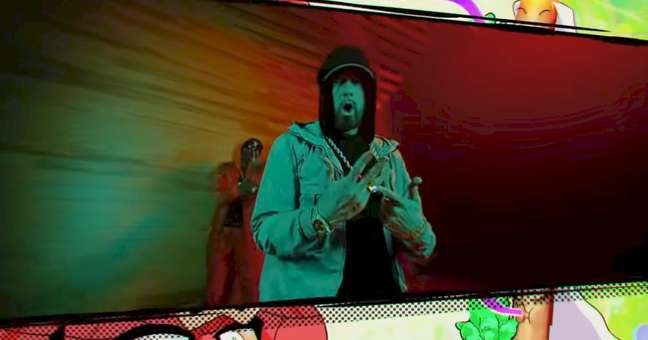 Eminem and Snoop Dogg transform into monkeys in the video “From The D 2 The LBC”.