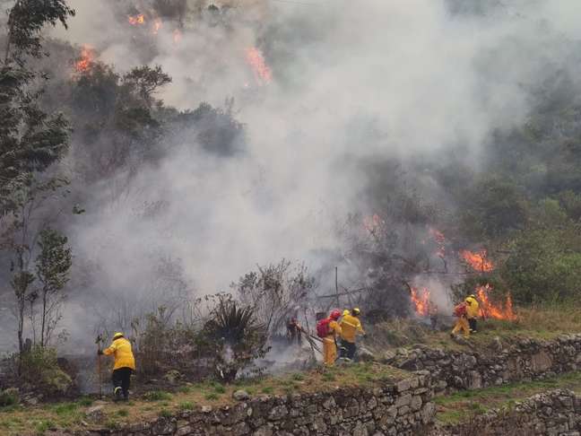 O relevo dificultou o acesso dos bombeiros ao terreno, fazendo com que o incêndio se estendesse por três dias.