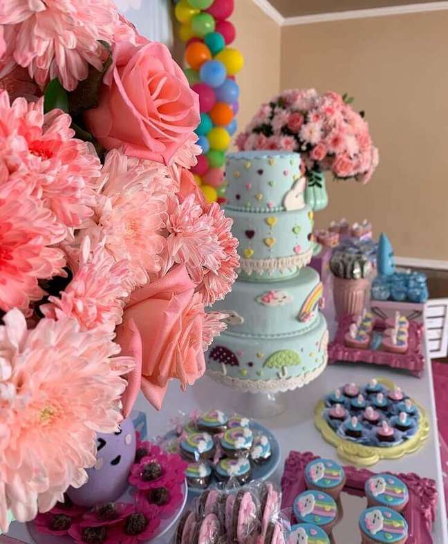 49. Invista em um belo bolo chuva de benção para decoração da sua festa – Foto: Vando Buffet