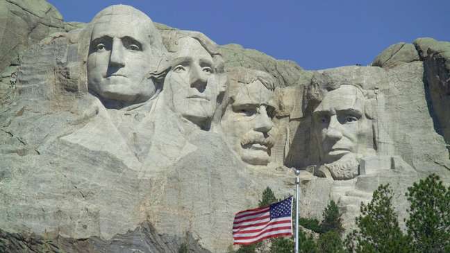 No monte Rushmore, na Dakota do Sul, estão esculpidos os rostos de quatro ex-presidentes: George Washington, Thomas Jefferson, Theodore Roosevelt e Abraham Lincoln (da esq. para a dir)