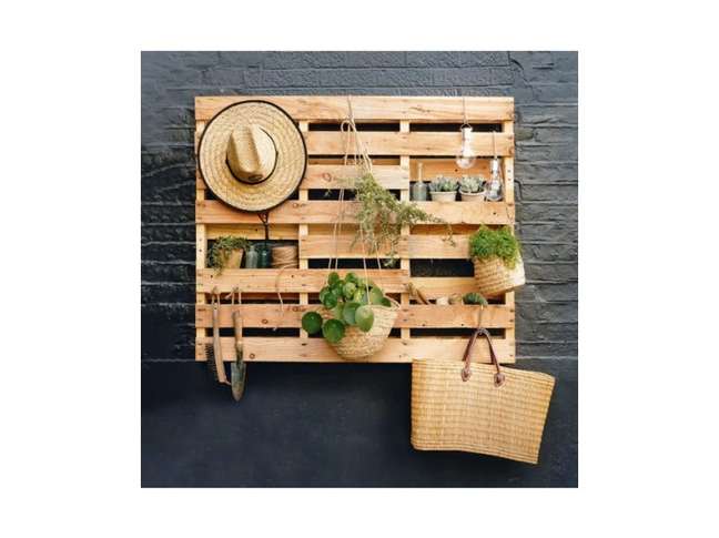 Economize preciosos metros quadrados tirando o seu jardim do chão. Se você tiver uma parede ou cerca forte disponível, este é o local ideal para uma configuração vertical. Alternativamente, explore as ideias de paletes. Economize preciosos metros quadrados tirando o seu jardim do chão. Se você tiver uma parede ou cerca forte disponível, este é o local ideal para uma configuração vertical. Alternativamente, explore as ideias de paletes.
