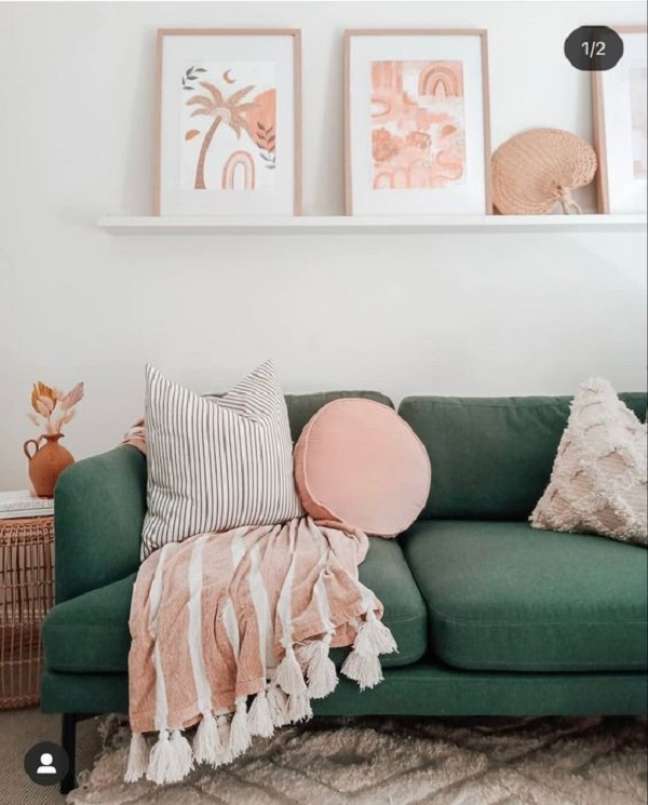 16. Decoração moderna com manta rosa no sofá verde – Foto Emily Grae