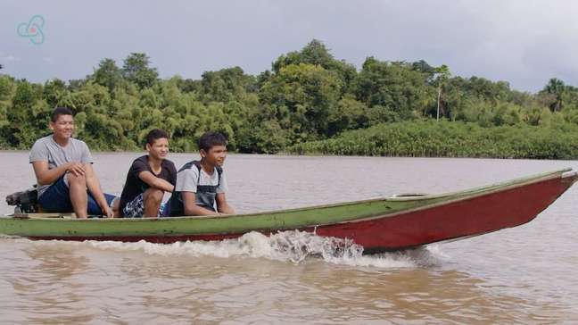 Alunos em barco no Amapá: escola oferece cursos profissionalizantes.