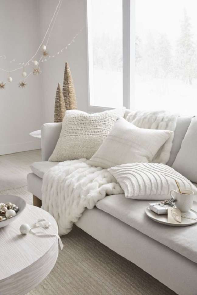45. Sofá com manta de crochê branco – Foto Westelm
