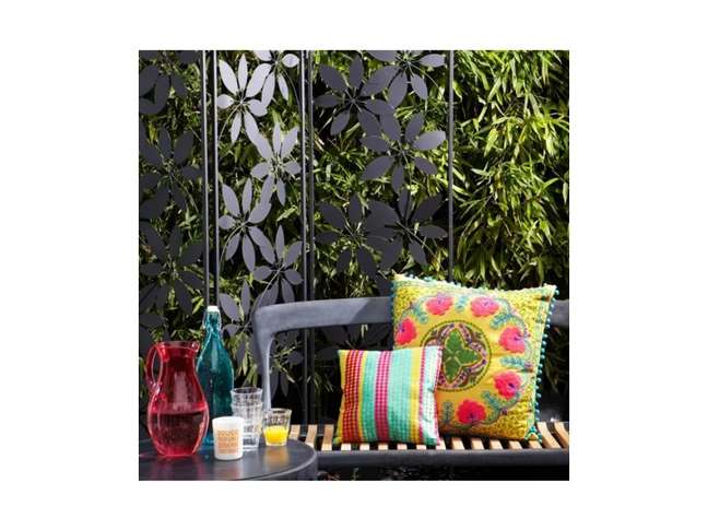 Um banco de jardim é uma forma prática e elegante de causar impacto. Escolha um design moderno e posicione almofadas exóticas para um visual colorido.