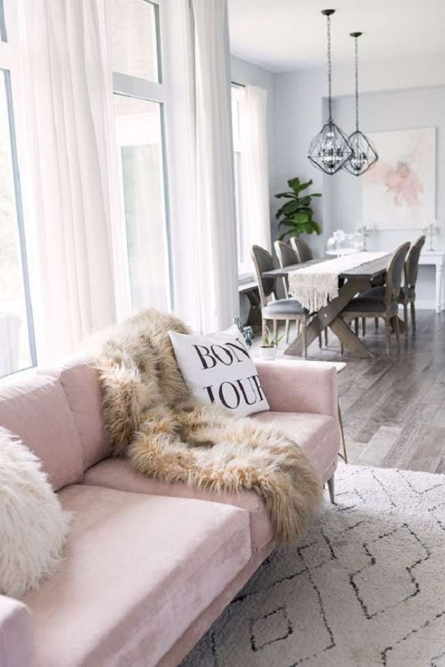 13. Decoração de sofá com manta de pelo – Foto Pretty Little Details