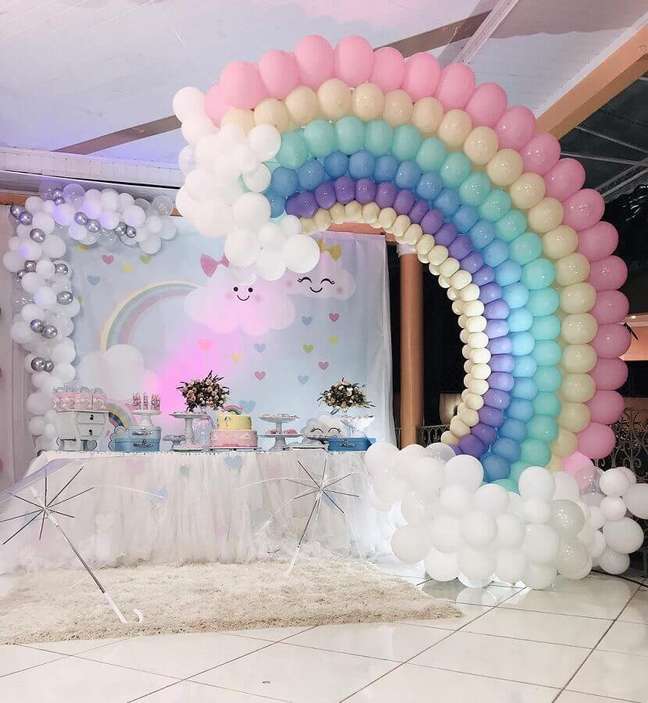 45. Arco-íris de bexigas para decoração de aniversário chuva de benção – Foto: Blog da Giovanna
