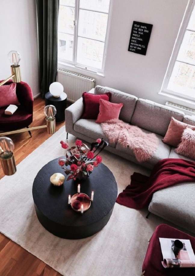 66. Sofá com manta vermelha e móveis pretos – Foto Insplosion