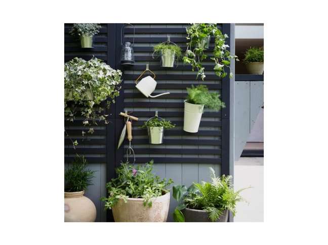 Inspire-se nos elementos de uma parede viva usando as superfícies verticais para um plantio cuidadoso. A adição simples e inteligente de painéis de vedação horizontais pode transformar uma parede decorativa. Inspire-se nos elementos de uma parede viva usando as superfícies verticais para um plantio cuidadoso. A adição simples e inteligente de painéis de vedação horizontais pode transformar uma parede decorativa.
