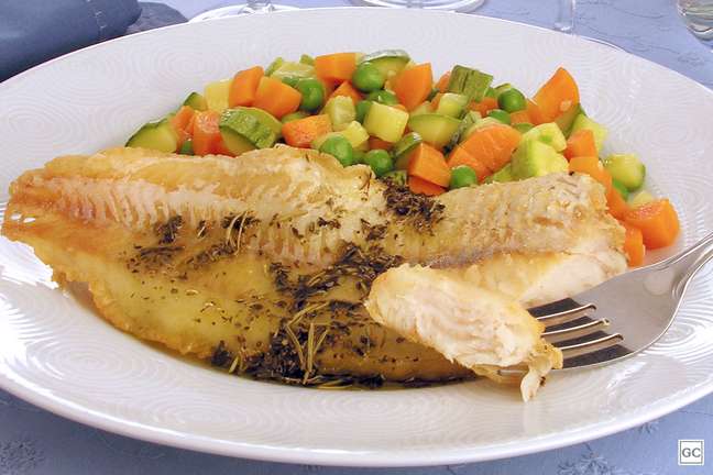 Peixe grelhado com abobrinha, cenoura e ervilha – Foto: Guia da Cozinha