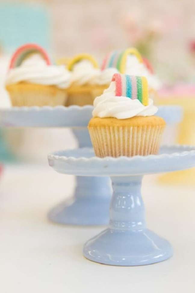 72. Cupcakes delicados de forma delicada para a festa chuva de benção. Fonte: Ficar Grávida